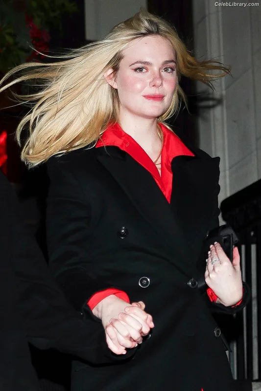 Elle Fanning photo 19 of 4114