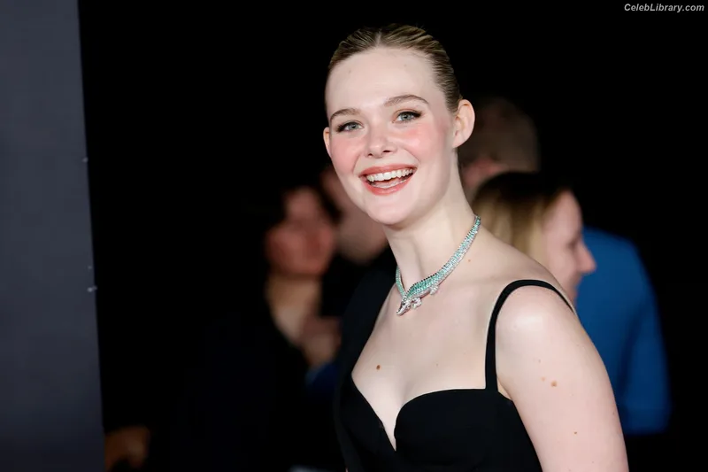 Elle Fanning photo 21 of 4114