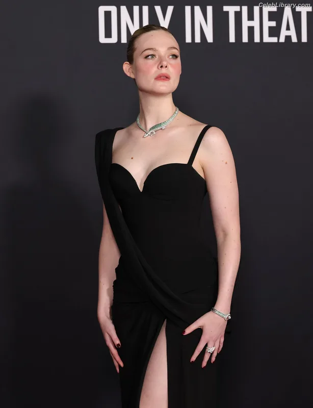 Elle Fanning photo 15 of 4114