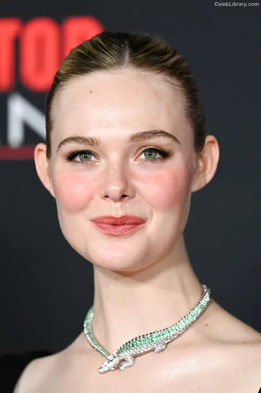 Elle Fanning photo 21 of 4114