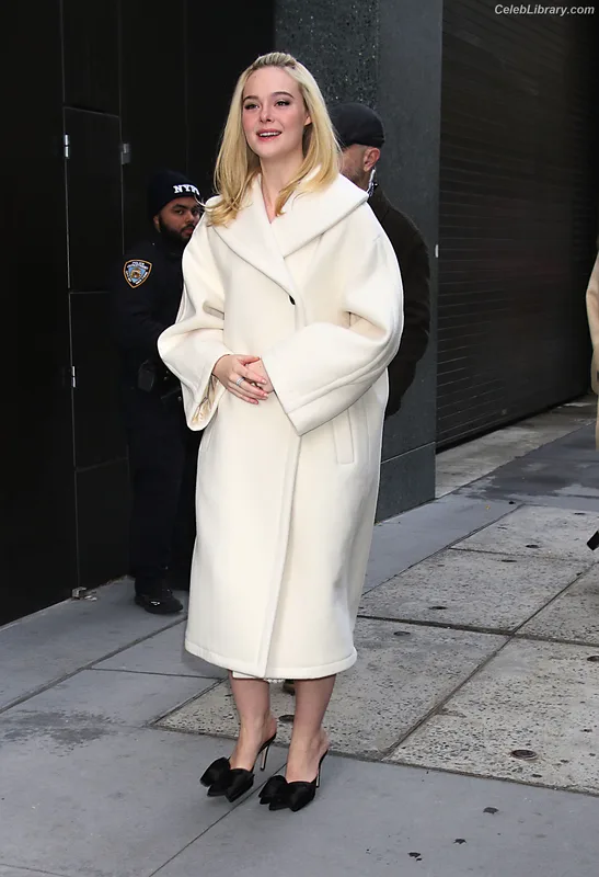 Elle Fanning photo 1 of 4114