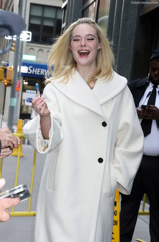 Elle Fanning photo 4 of 4114