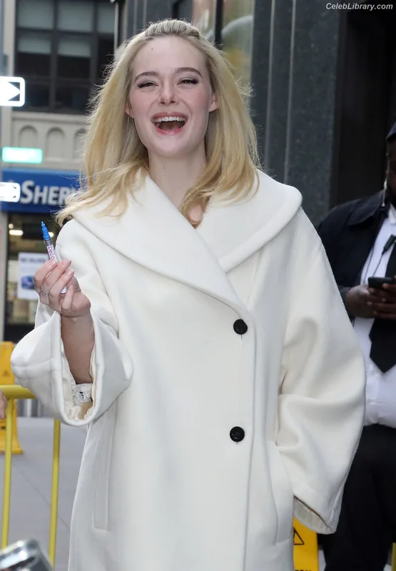 Elle Fanning photo 7 of 4114