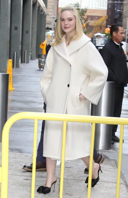 Elle Fanning photo 10 of 4114
