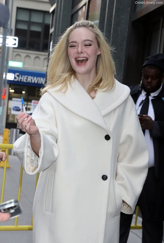 Elle Fanning photo 14 of 4114
