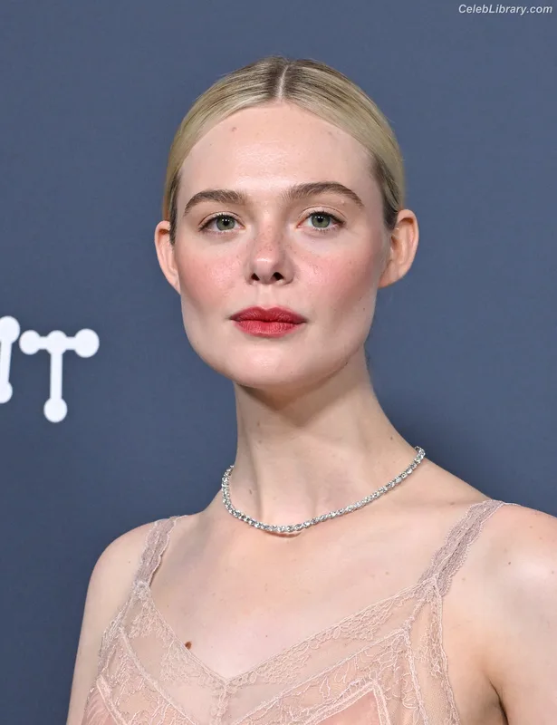 Elle Fanning photo 21 of 4114