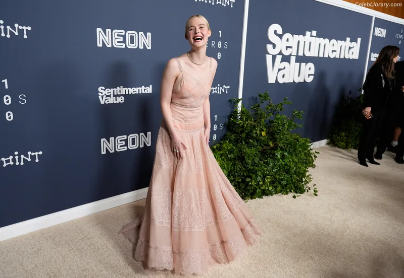 Elle Fanning photo 5 of 4114