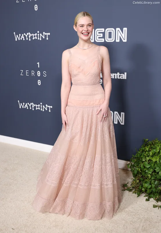 Elle Fanning photo 9 of 4114