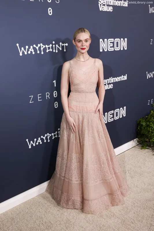 Elle Fanning photo 10 of 4114