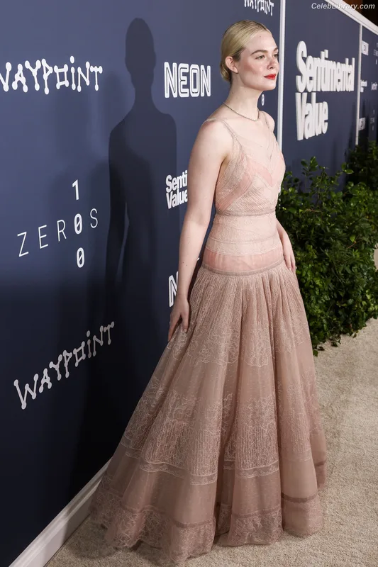 Elle Fanning photo 13 of 4114
