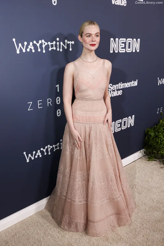 Elle Fanning photo 16 of 4114