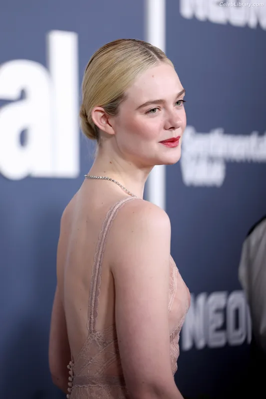 Elle Fanning photo 22 of 4114