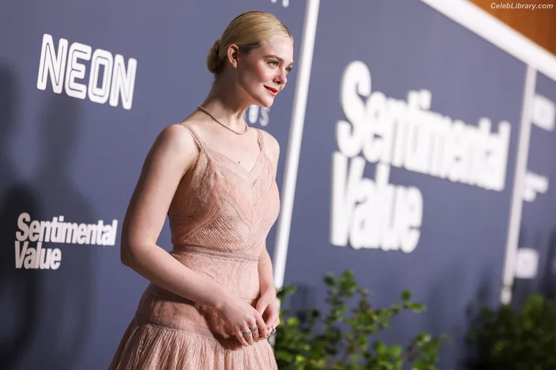 Elle Fanning photo 5 of 4114