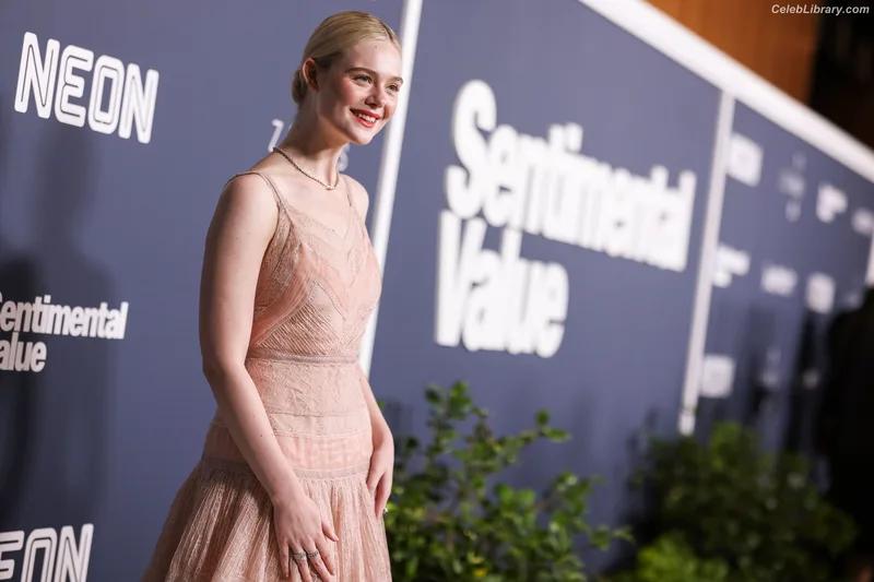 Elle Fanning photo 7 of 4114