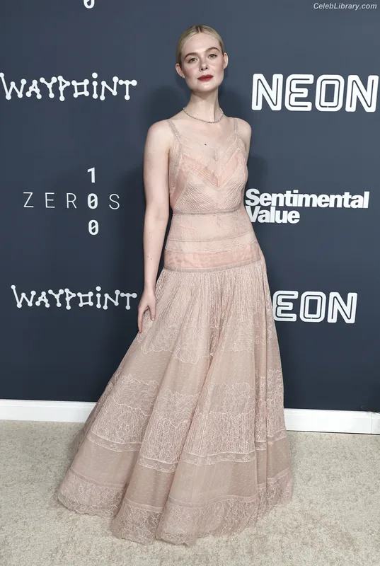 Elle Fanning photo 9 of 4114
