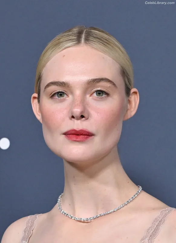 Elle Fanning photo 13 of 4114