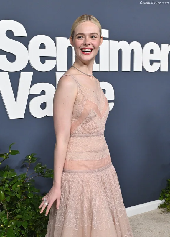 Elle Fanning photo 16 of 4114