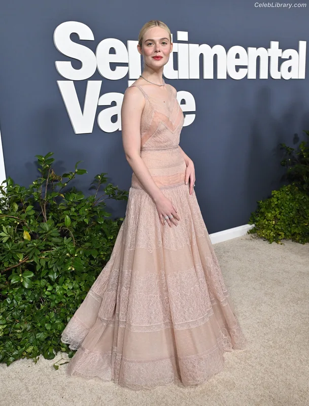 Elle Fanning photo 17 of 4114