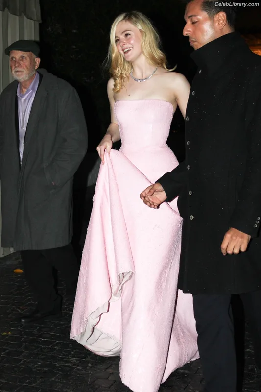 Elle Fanning photo 9 of 4114
