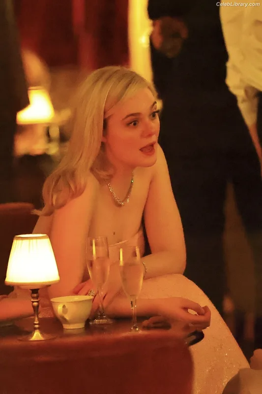 Elle Fanning photo 15 of 4114
