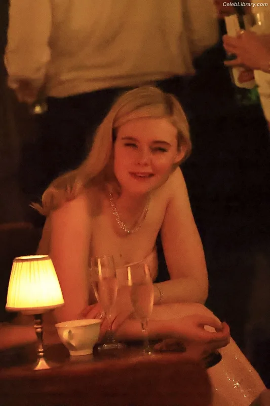 Elle Fanning photo 16 of 4114