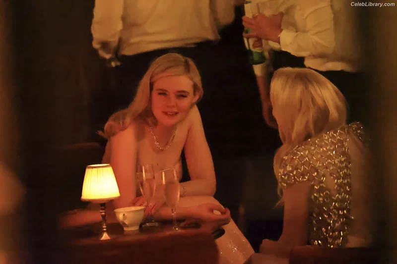 Elle Fanning photo 17 of 4114