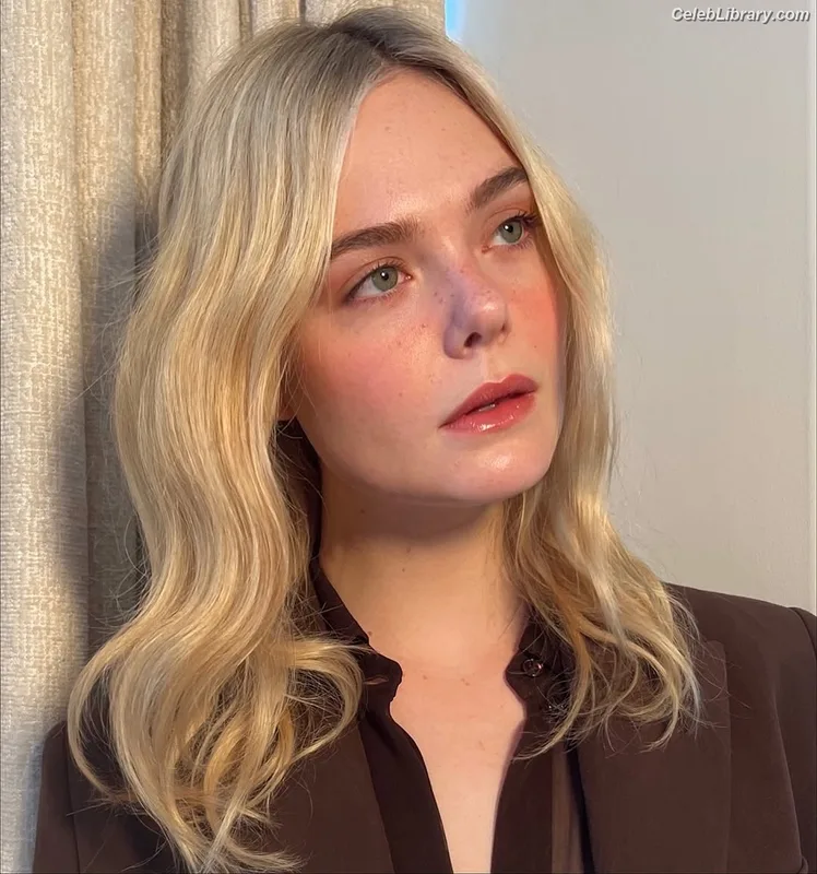 Elle Fanning photo 17 of 4114