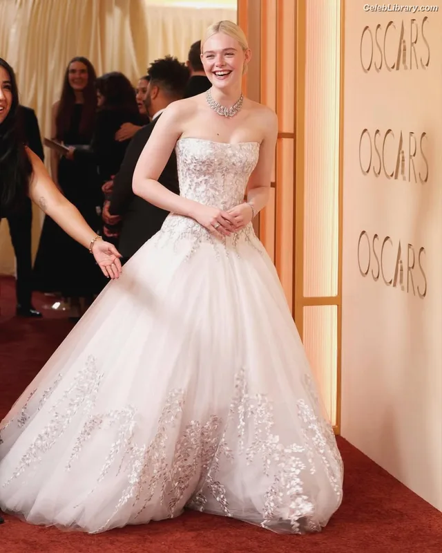 Elle Fanning photo 11 of 4114