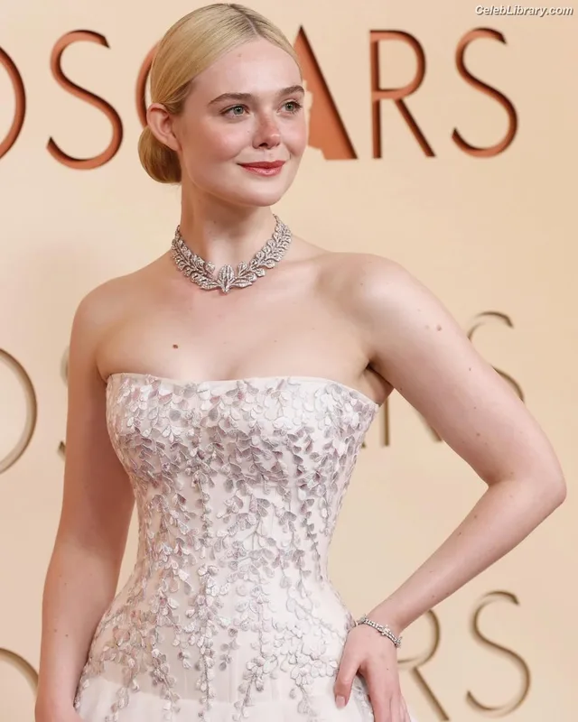 Elle Fanning photo 14 of 4114