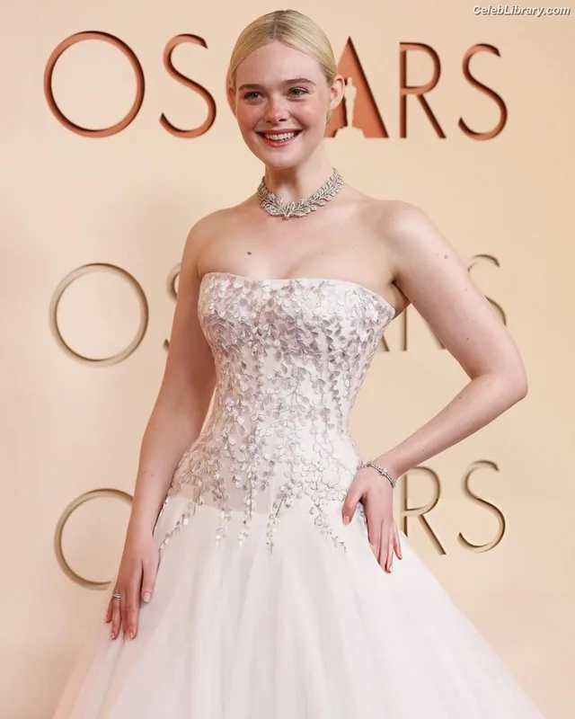 Elle Fanning photo 16 of 4114