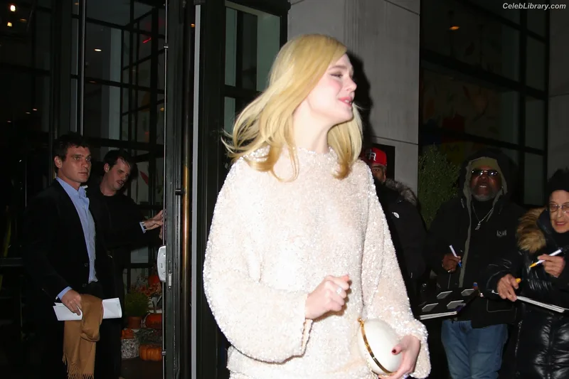 Elle Fanning photo 12 of 4114
