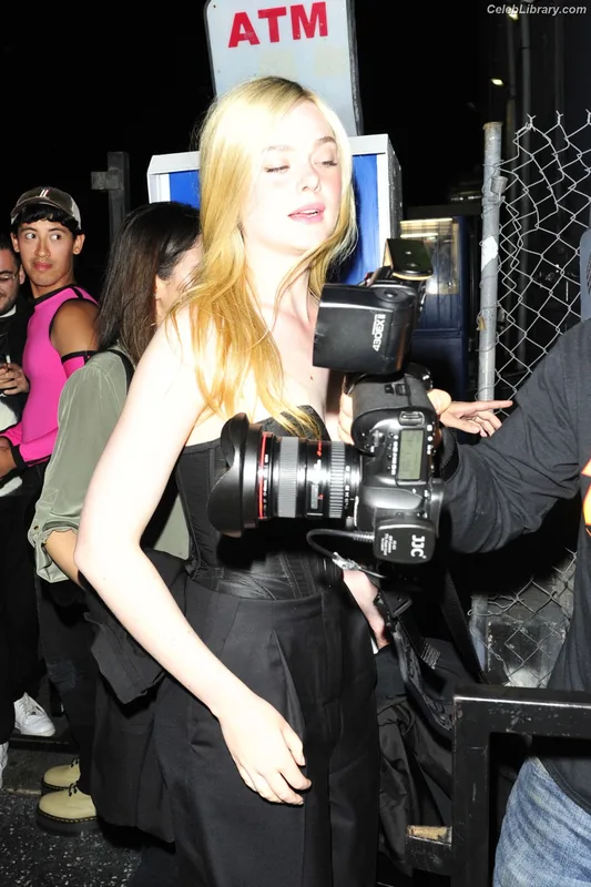 Elle Fanning photo 13 of 4114