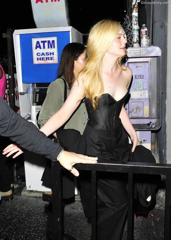 Elle Fanning photo 16 of 4114