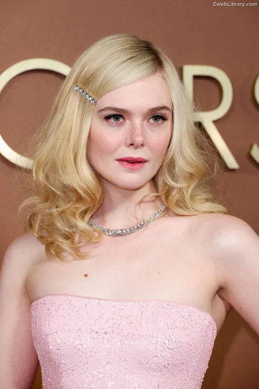 Elle Fanning photo 17 of 4114