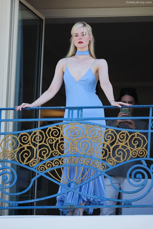 Elle Fanning photo 15 of 4114