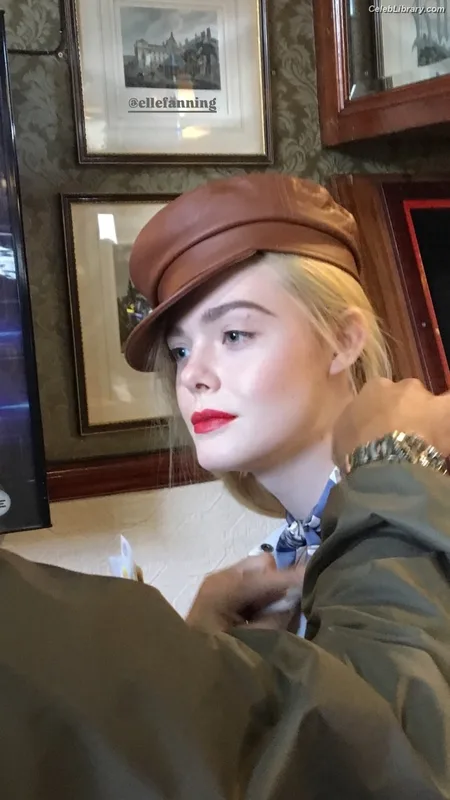 Elle Fanning photo 2 of 4114