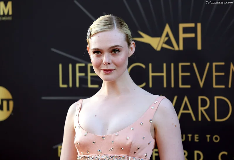 Elle Fanning photo 16 of 4114