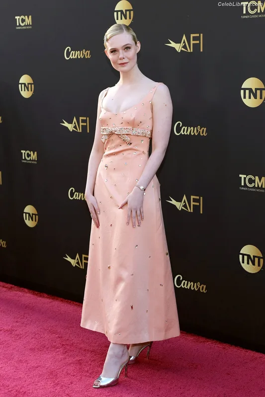 Elle Fanning photo 19 of 4114