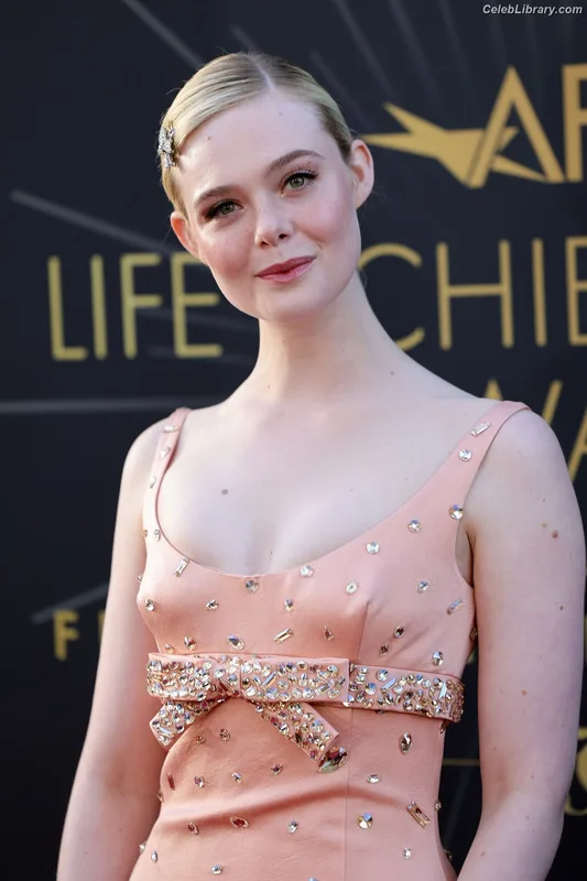 Elle Fanning photo 23 of 4114