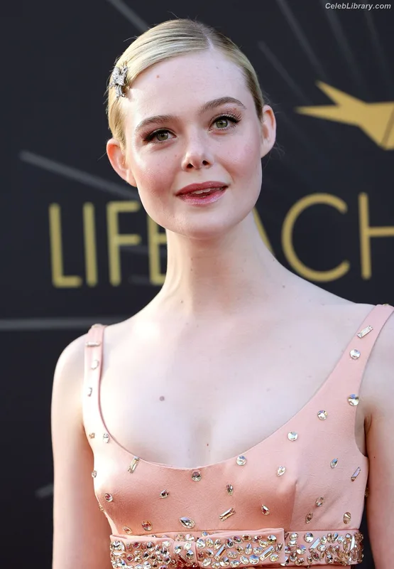 Elle Fanning photo 1 of 4114