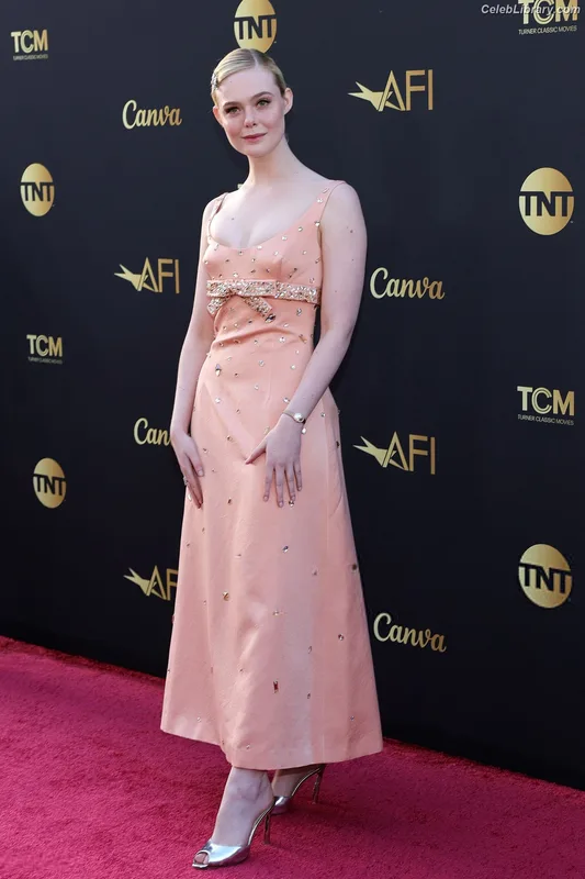 Elle Fanning photo 6 of 4114