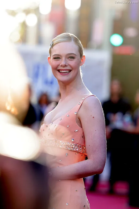 Elle Fanning photo 8 of 4114