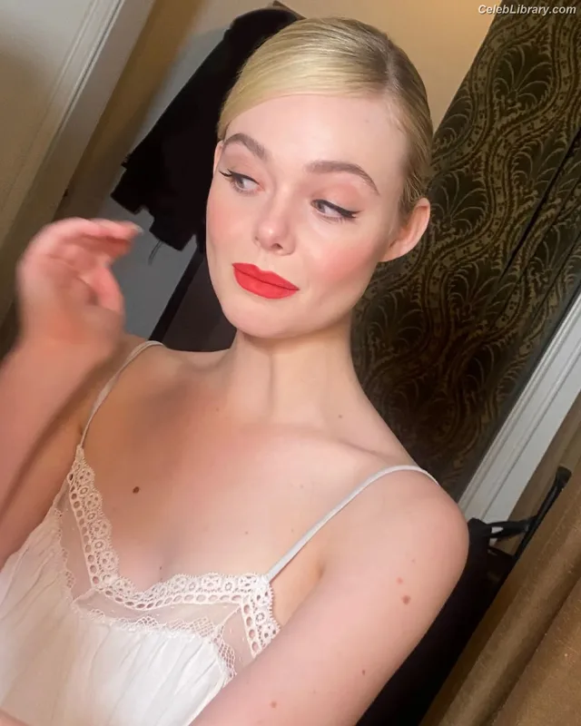 Elle Fanning photo 12 of 4114