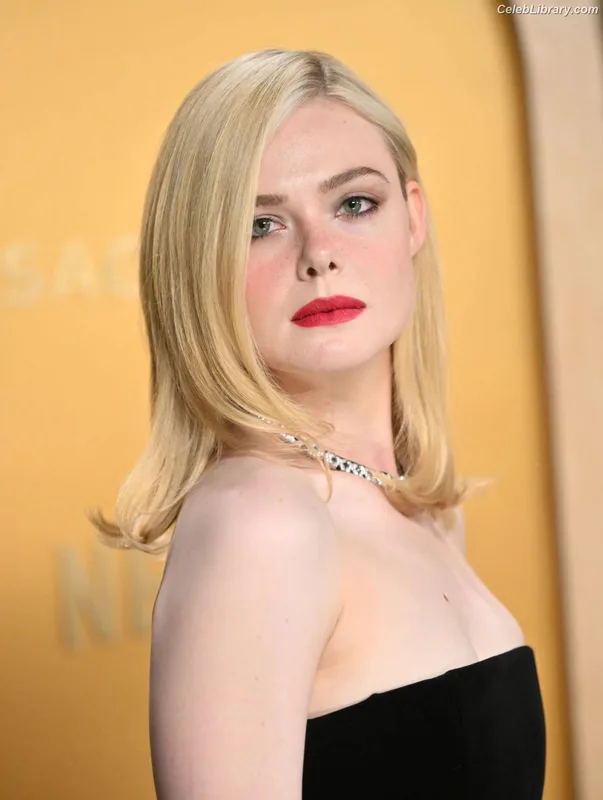 Elle Fanning photo 13 of 4114