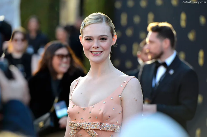 Elle Fanning photo 8 of 4114
