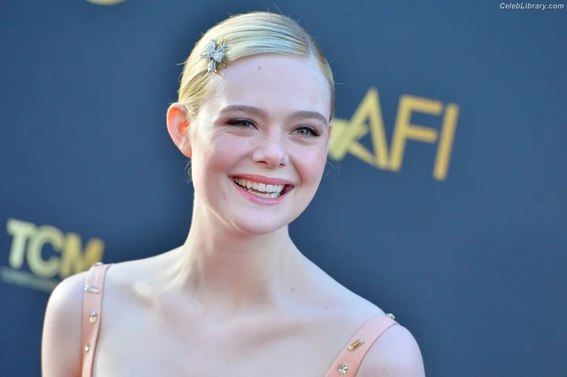 Elle Fanning photo 11 of 4114
