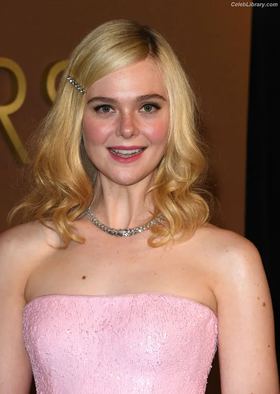 Elle Fanning photo 17 of 4114