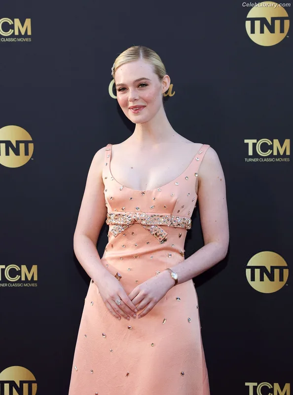Elle Fanning photo 20 of 4114