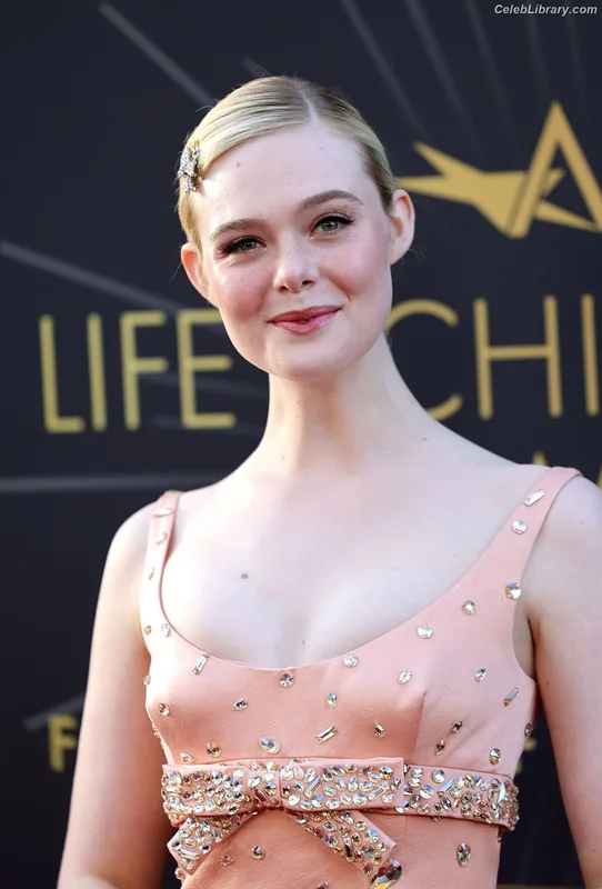 Elle Fanning photo 23 of 4114