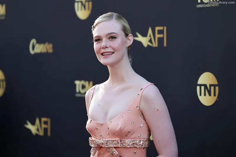 Elle Fanning photo 24 of 4114